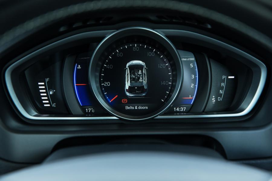 Панель приборов Volvo V40 D3 R-Design 2016 года  (UK) (фото 28 из 30)